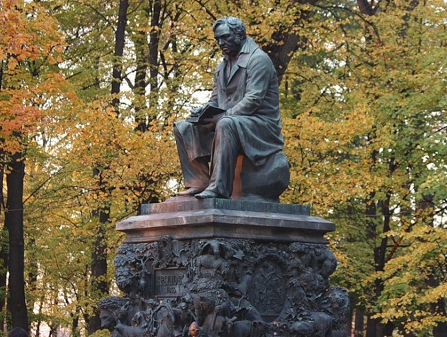 Памятник А.И. Крылову в Санкт-Петербурге