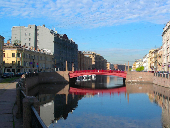 Красный мост через реку Мойку в Санкт-Петербурге