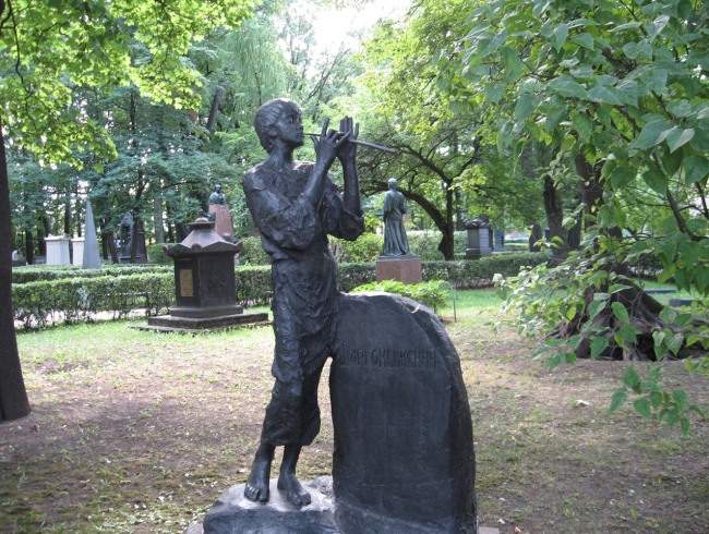 Памятник на могиле Дaргoмыжскoгo в Санкт-Петербурге