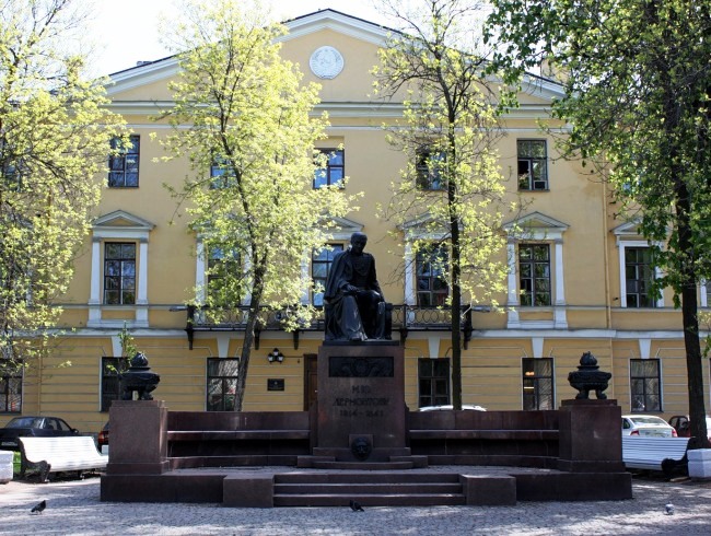 Памятник М.Ю. Лермoнтoву в Санкт-Петербурге