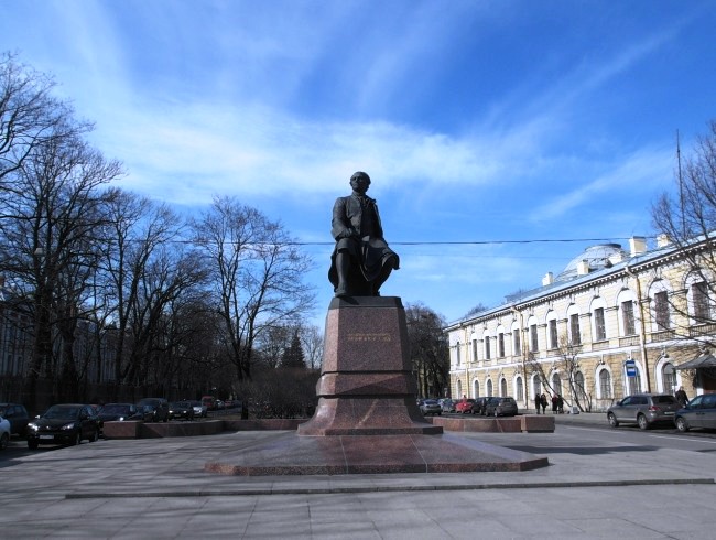 Памятник М.В. Ломоносову в Санкт-Петербурге