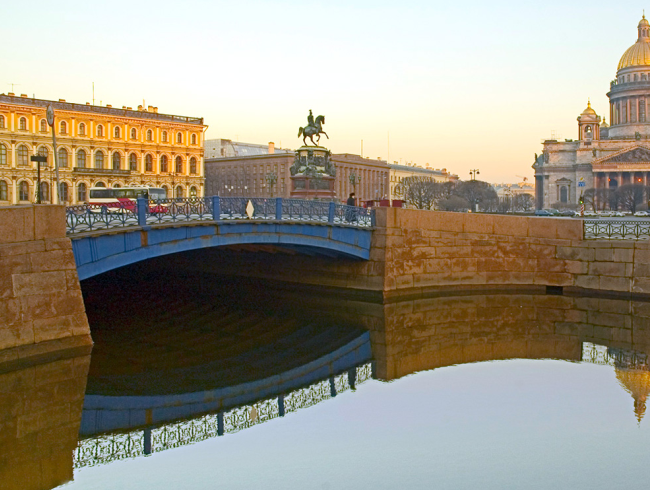 Синий мост через реку Мойку в Санкт-Петербурге