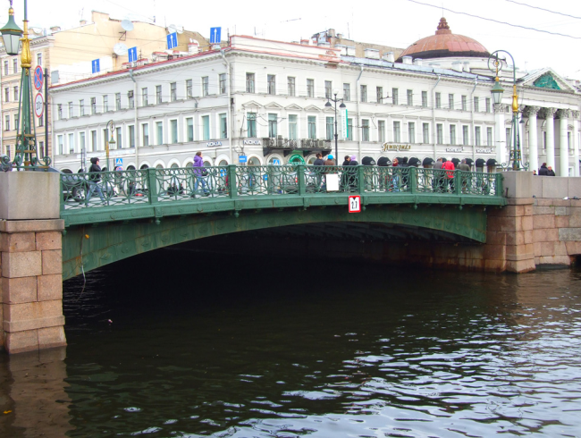 Зеленый мост через реку Мойку в Санкт-Петербурге
