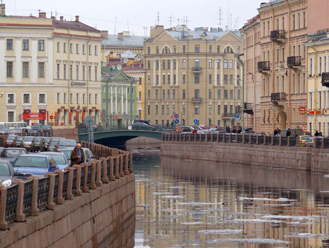 Желтый (Певческий) мост через реку Мойку в Санкт-Петербурге